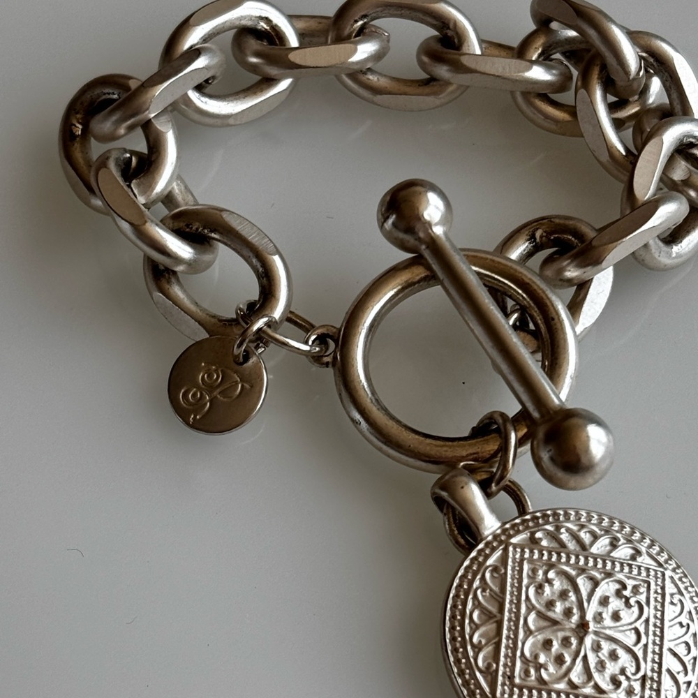 R chunky bracelet/ silver tone/ measures 9 in/ toggle clasp